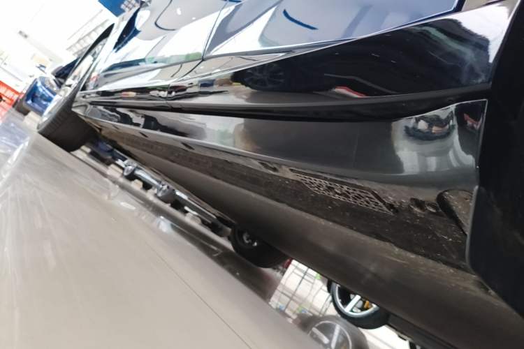 Used Xiaomi Auto YU7 2025 Ultra-Long Range High-Performance All-Wheel-Drive Max Edition Left Side Sill