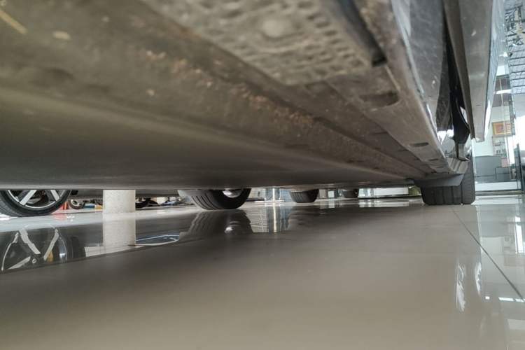 Used Xiaomi Auto YU7 2025 Ultra-Long Range High-Performance All-Wheel-Drive Max Edition Left Side Sill