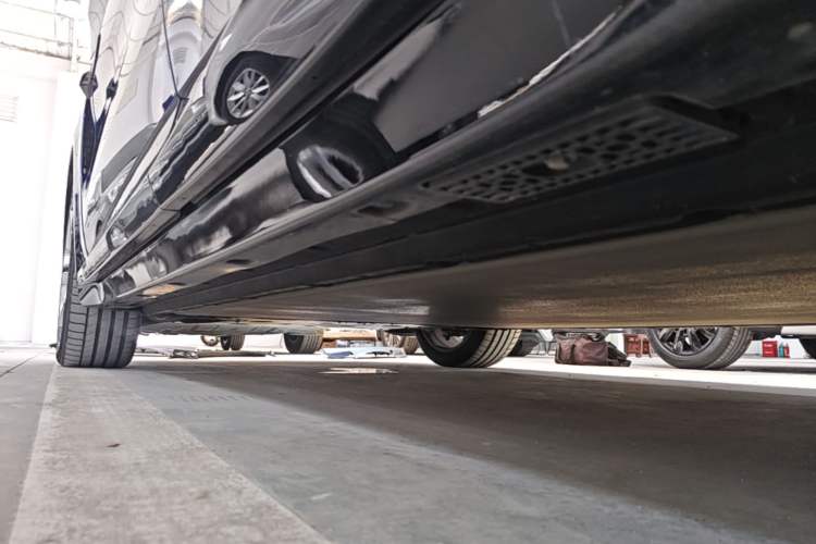 Used Xiaomi Auto YU7 2025 Ultra-Long Range High-Performance All-Wheel-Drive Max Edition Left Side Sill