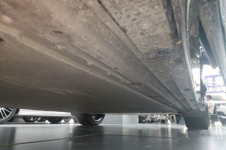 Used Xiaomi Auto YU7 2025 Ultra-Long Range High-Performance All-Wheel-Drive Max Edition Left Side Sill