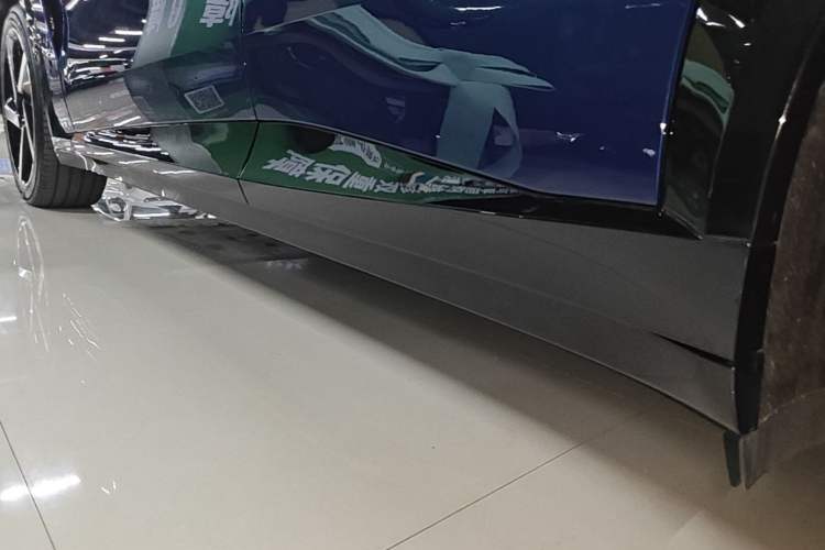 Used Xiaomi Auto YU7 2025 Ultra-Long Range High-Performance All-Wheel-Drive Max Edition Left Side Sill