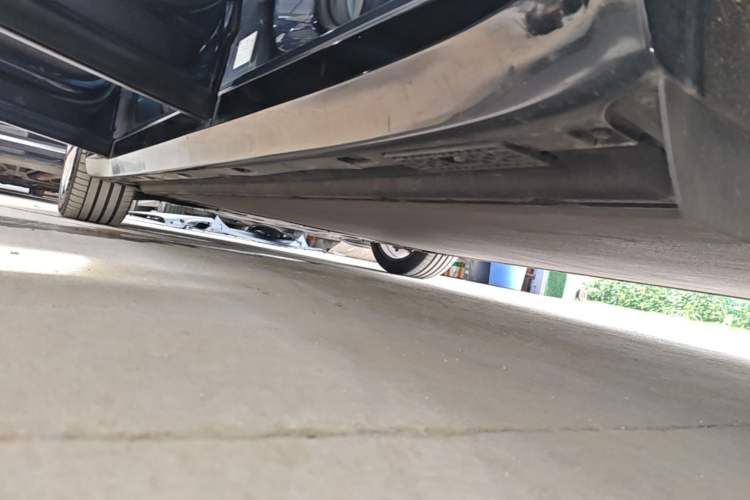 Used Xiaomi Auto YU7 2025 Ultra-Long Range High-Performance All-Wheel-Drive Max Edition Left Side Sill