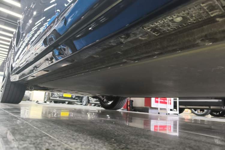 Used Xiaomi Auto YU7 2025 Ultra-Long Range High-Performance All-Wheel-Drive Max Edition Left Side Sill