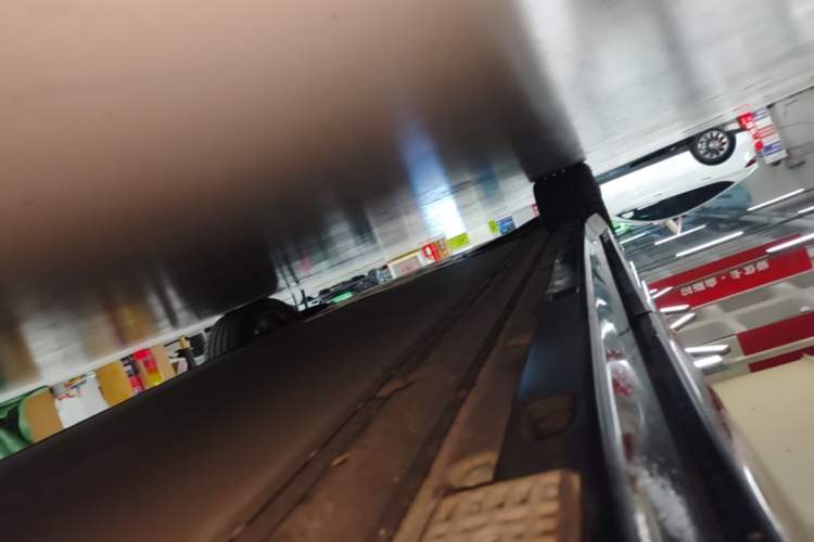 Used Xiaomi Auto YU7 2025 Ultra-Long Range High-Performance All-Wheel-Drive Max Edition Left Side Sill