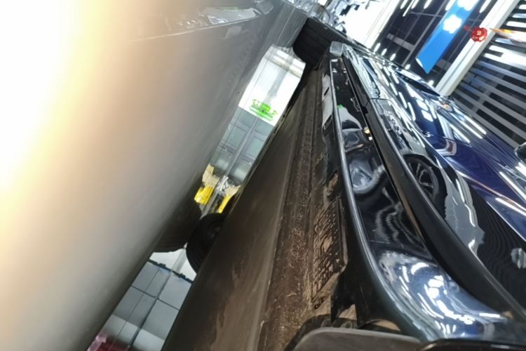 Used Xiaomi Auto YU7 2025 Ultra-Long Range High-Performance All-Wheel-Drive Max Edition Left Side Sill