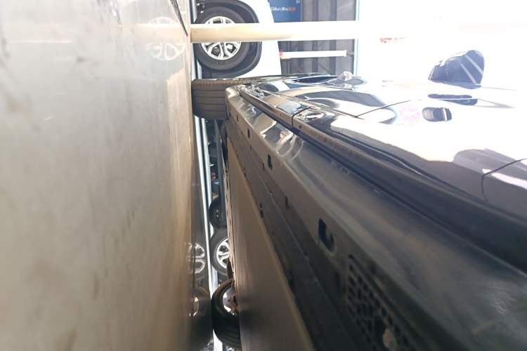 Used Xiaomi Auto YU7 2025 Ultra-Long Range High-Performance All-Wheel-Drive Max Edition Left Side Sill