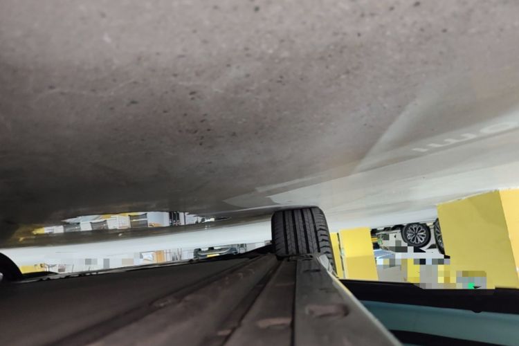 Used Xiaomi Auto YU7 2025 Ultra-Long Range High-Performance All-Wheel-Drive Max Edition Left Side Sill