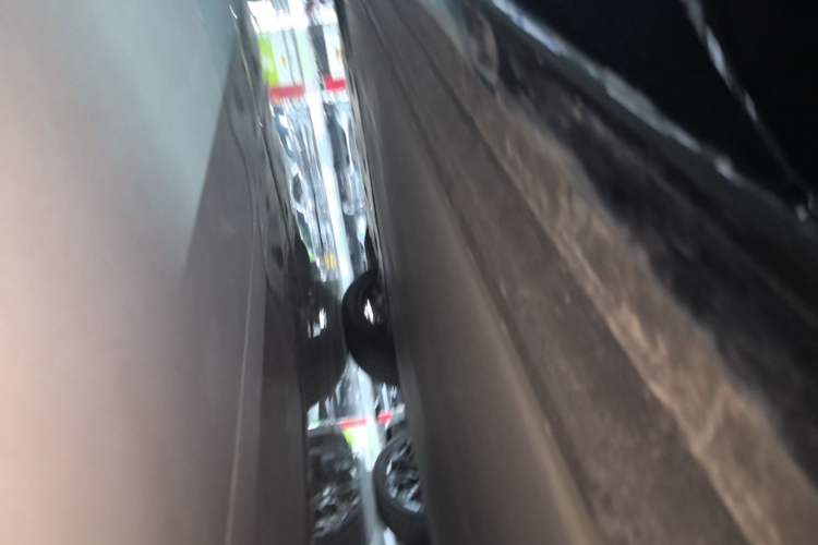 Used Xiaomi Auto YU7 2025 Ultra-Long Range High-Performance All-Wheel-Drive Max Edition Left Side Sill