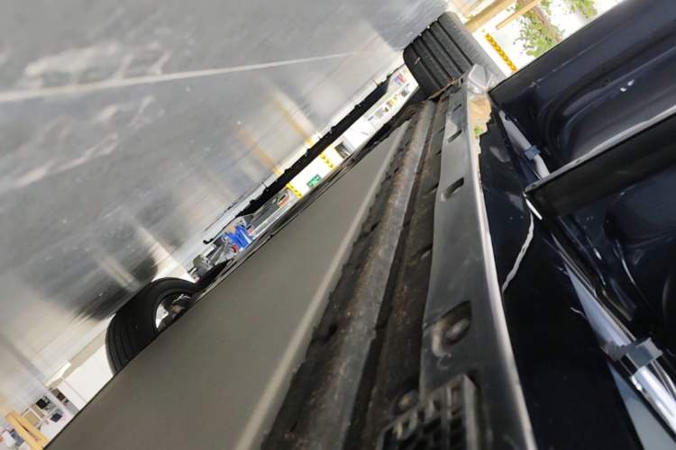Used Xiaomi Auto YU7 2025 Ultra-Long Range High-Performance All-Wheel-Drive Max Edition Left Side Sill