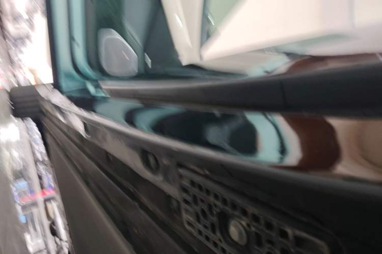 Used Xiaomi Auto YU7 2025 Ultra-Long Range High-Performance All-Wheel-Drive Max Edition Left Side Sill