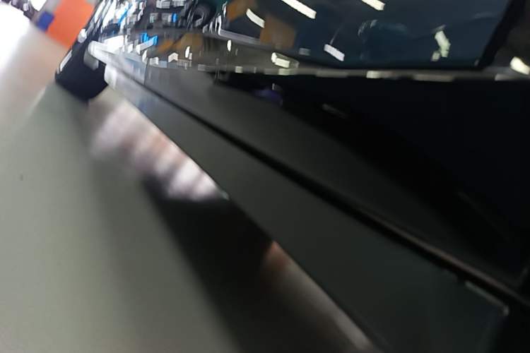 Used Xiaomi Auto YU7 2025 Ultra-Long Range High-Performance All-Wheel-Drive Max Edition Left Side Sill