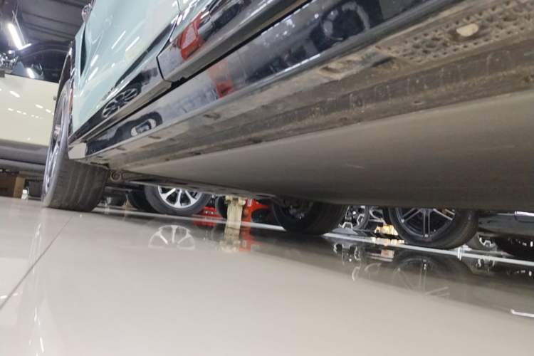 Used Xiaomi Auto YU7 2025 Ultra-Long Range All-Wheel Drive Pro Version Left Side Sill