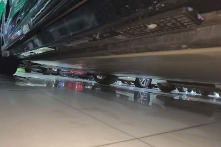 Used Xiaomi Auto YU7 2025 Ultra-Long Range High-Performance All-Wheel-Drive Max Edition Left Side Sill