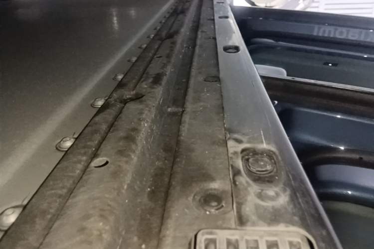 Used Xiaomi Auto YU7 2025 Ultra-Long Range High-Performance All-Wheel-Drive Max Edition Left Side Sill