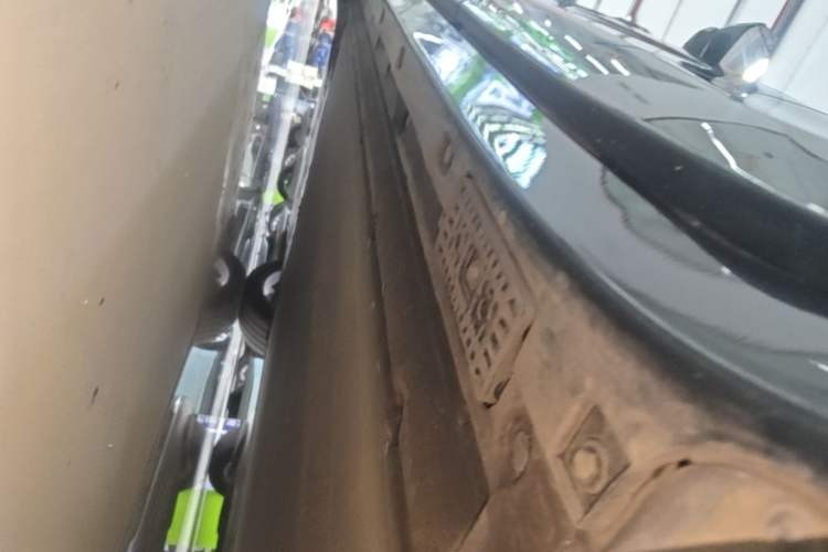 Used Xiaomi Auto YU7 2025 Ultra-Long Range High-Performance All-Wheel-Drive Max Edition Left Side Sill