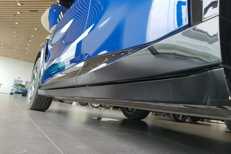 Used Xiaomi Auto YU7 2025 Ultra-Long Range Rear-Wheel Drive Version Left Side Sill