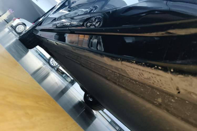 Used Xiaomi Auto YU7 2025 Ultra-Long Range High-Performance All-Wheel-Drive Max Edition Left Side Sill