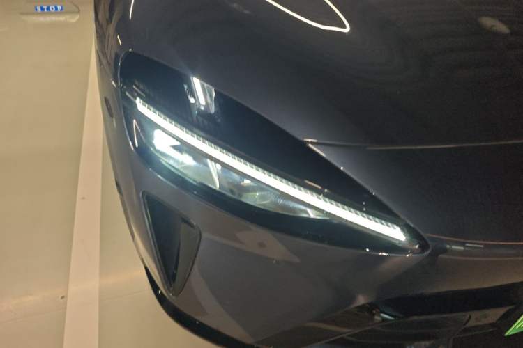 Used Xiaomi Auto YU7 2025 Ultra-Long Range High-Performance All-Wheel-Drive Max Edition Right Front Headlight