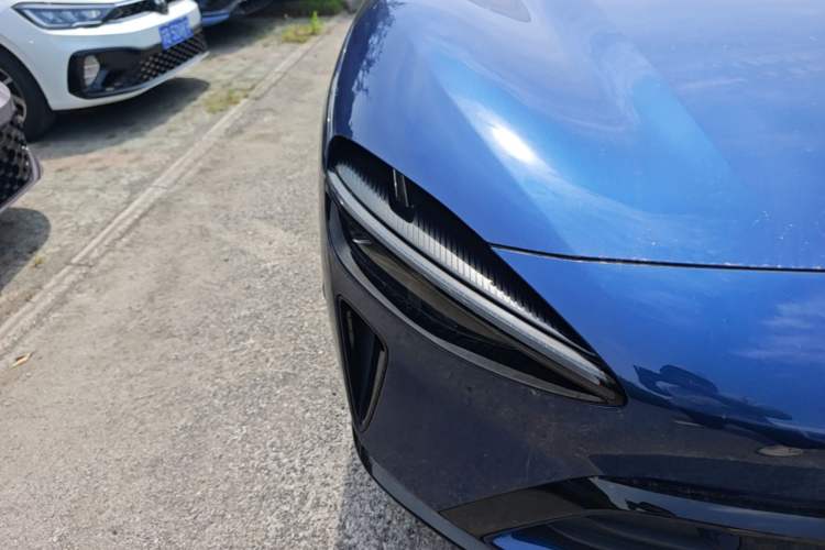 Used Xiaomi Auto YU7 2025 Ultra-Long Range High-Performance All-Wheel-Drive Max Edition Right Front Headlight