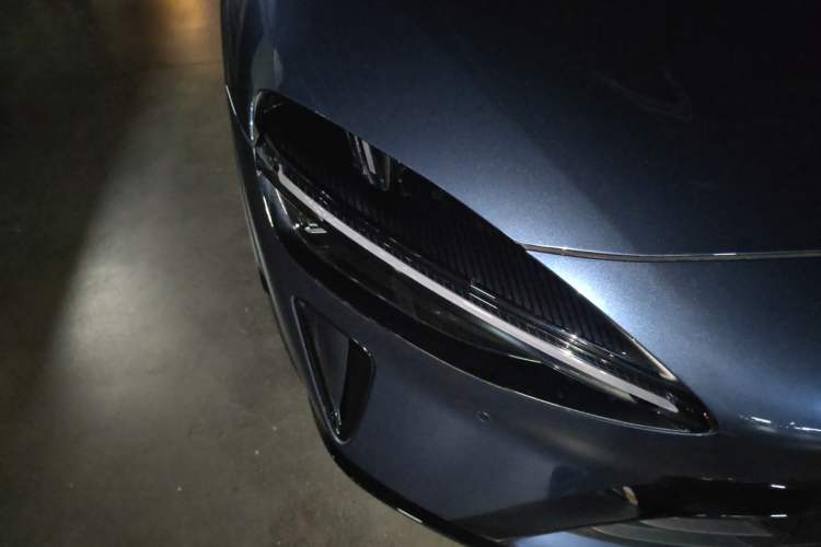 Used Xiaomi Auto YU7 2025 Ultra-Long Range High-Performance All-Wheel-Drive Max Edition Right Front Headlight