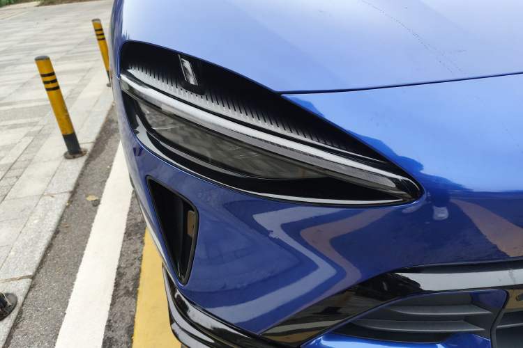 Used Xiaomi Auto YU7 2025 Ultra-Long Range High-Performance All-Wheel-Drive Max Edition Right Front Headlight