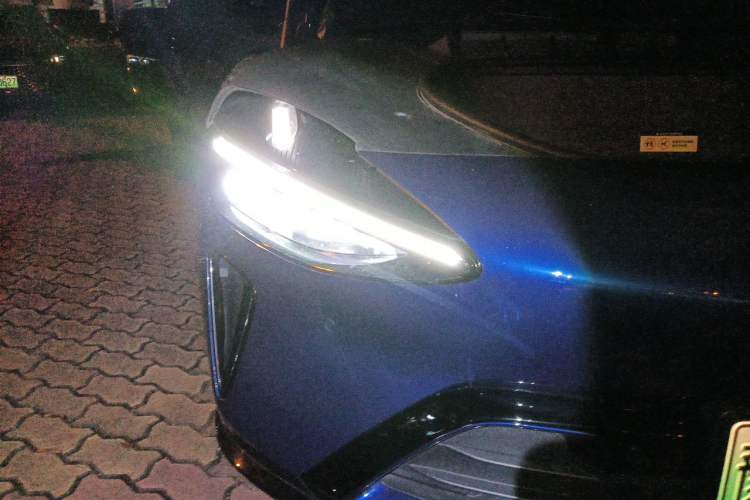 Used Xiaomi Auto YU7 2025 Ultra-Long Range Rear-Wheel Drive Version Right Front Headlight