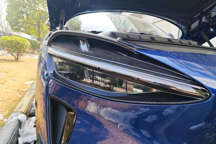 Used Xiaomi Auto YU7 2025 Ultra-Long Range Rear-Wheel Drive Version Right Front Headlight