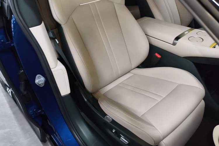 Used Xiaomi Auto YU7 2025 Ultra-Long Range Rear-Wheel Drive Version Right Front Seat