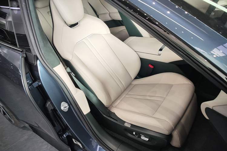 Used Xiaomi Auto YU7 2025 Ultra-Long Range High-Performance All-Wheel-Drive Max Edition Right Front Seat