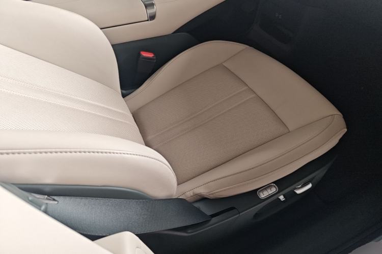Used Xiaomi Auto YU7 2025 Ultra-Long Range High-Performance All-Wheel-Drive Max Edition Right Front Seat