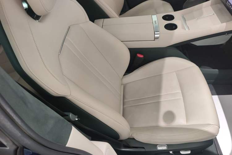 Used Xiaomi Auto YU7 2025 Ultra-Long Range High-Performance All-Wheel-Drive Max Edition Right Front Seat