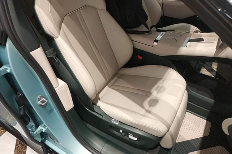 Used Xiaomi Auto YU7 2025 Ultra-Long Range Rear-Wheel Drive Version Right Front Seat