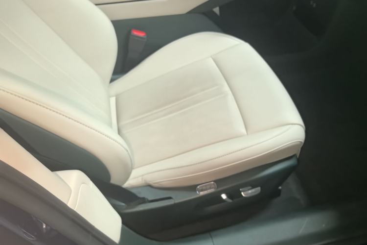 Used Xiaomi Auto YU7 2025 Ultra-Long Range High-Performance All-Wheel-Drive Max Edition Right Front Seat