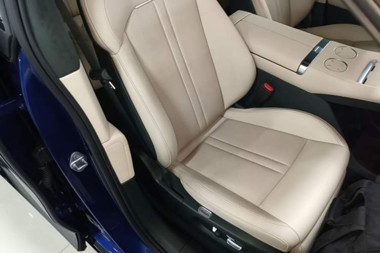 Used Xiaomi Auto YU7 2025 Ultra-Long Range High-Performance All-Wheel-Drive Max Edition Right Front Seat