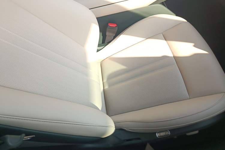 Used Xiaomi Auto YU7 2025 Ultra-Long Range High-Performance All-Wheel-Drive Max Edition Right Front Seat
