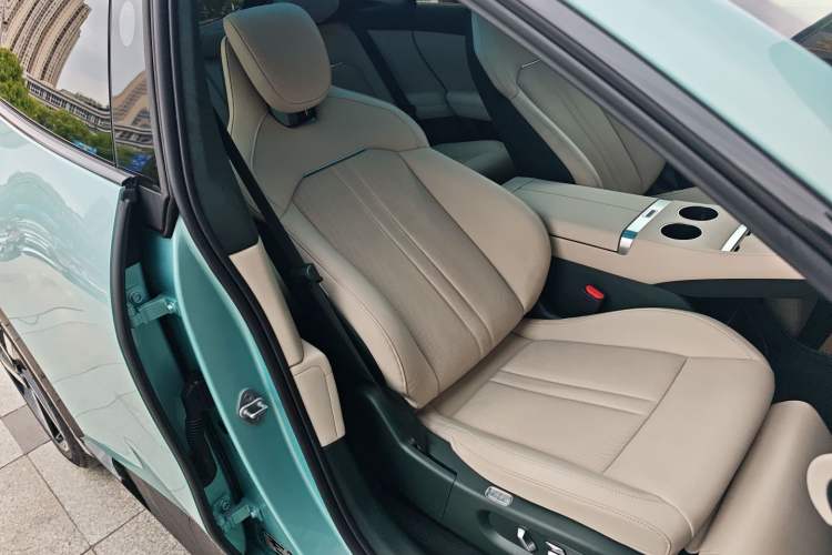 Used Xiaomi Auto YU7 2025 Ultra-Long Range High-Performance All-Wheel-Drive Max Edition Right Front Seat
