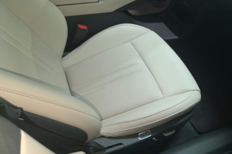 Used Xiaomi Auto YU7 2025 Ultra-Long Range High-Performance All-Wheel-Drive Max Edition Right Front Seat