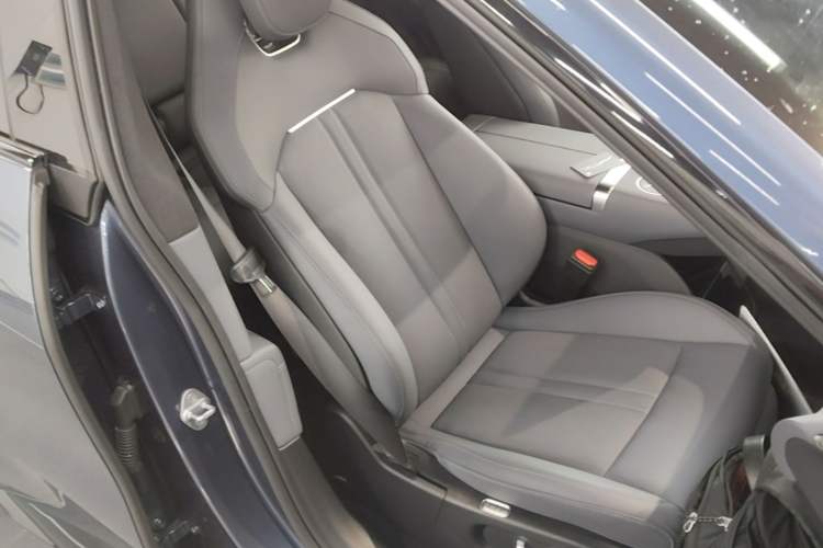 Used Xiaomi Auto YU7 2025 Ultra-Long Range High-Performance All-Wheel-Drive Max Edition Right Front Seat