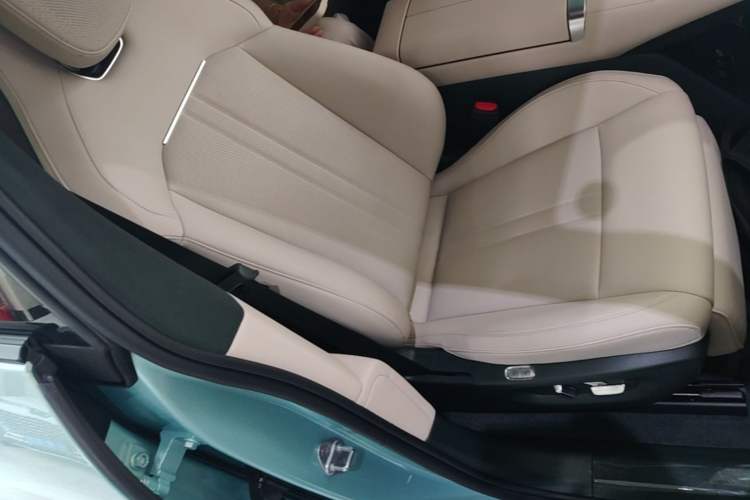 Used Xiaomi Auto YU7 2025 Ultra-Long Range High-Performance All-Wheel-Drive Max Edition Right Front Seat
