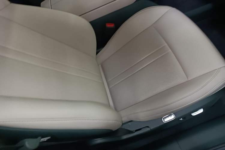 Used Xiaomi Auto YU7 2025 Ultra-Long Range High-Performance All-Wheel-Drive Max Edition Right Front Seat