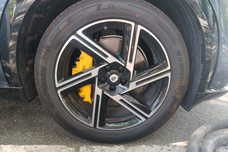Used Xiaomi Auto YU7 2025 Ultra-Long Range Rear-Wheel Drive Version Right Front Wheel Hub