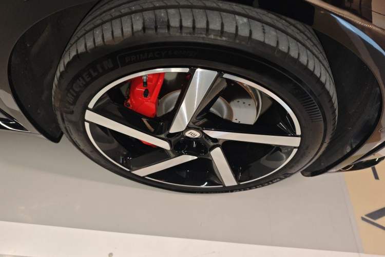 Used Xiaomi Auto YU7 2025 Ultra-Long Range High-Performance All-Wheel-Drive Max Edition Right Front Wheel Hub