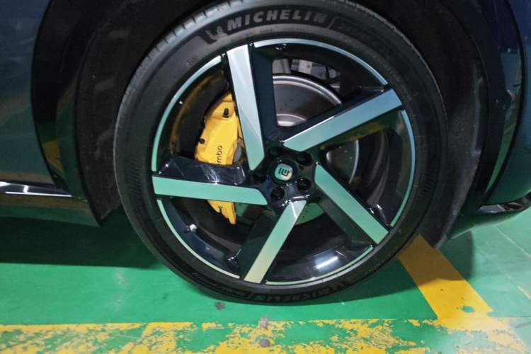 Used Xiaomi Auto YU7 2025 Ultra-Long Range High-Performance All-Wheel-Drive Max Edition Right Front Wheel Hub