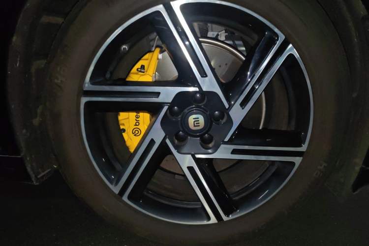 Used Xiaomi Auto YU7 2025 Ultra-Long Range High-Performance All-Wheel-Drive Max Edition Right Front Wheel Hub