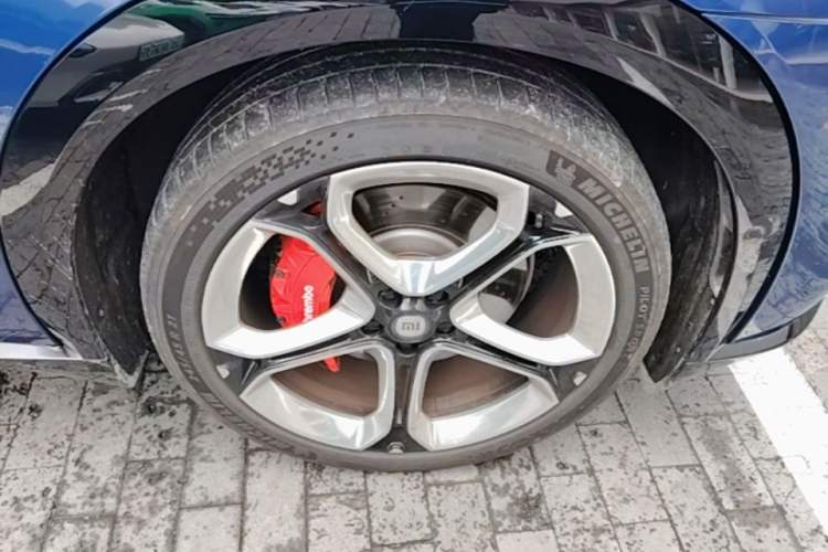 Used Xiaomi Auto YU7 2025 Ultra-Long Range High-Performance All-Wheel-Drive Max Edition Right Front Wheel Hub
