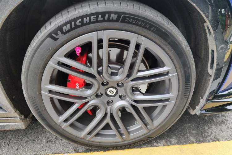 Used Xiaomi Auto YU7 2025 Ultra-Long Range High-Performance All-Wheel-Drive Max Edition Right Front Wheel Hub