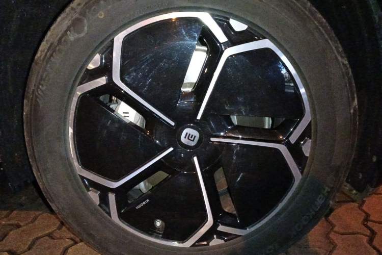 Used Xiaomi Auto YU7 2025 Ultra-Long Range Rear-Wheel Drive Version Right Front Wheel Hub