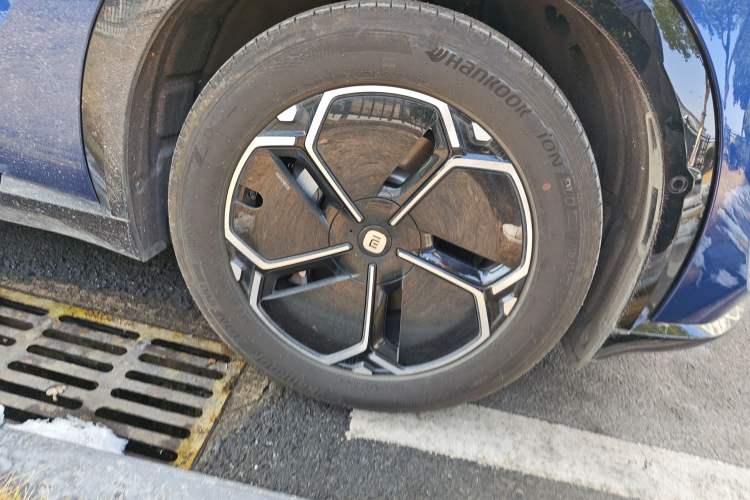 Used Xiaomi Auto YU7 2025 Ultra-Long Range Rear-Wheel Drive Version Right Front Wheel Hub