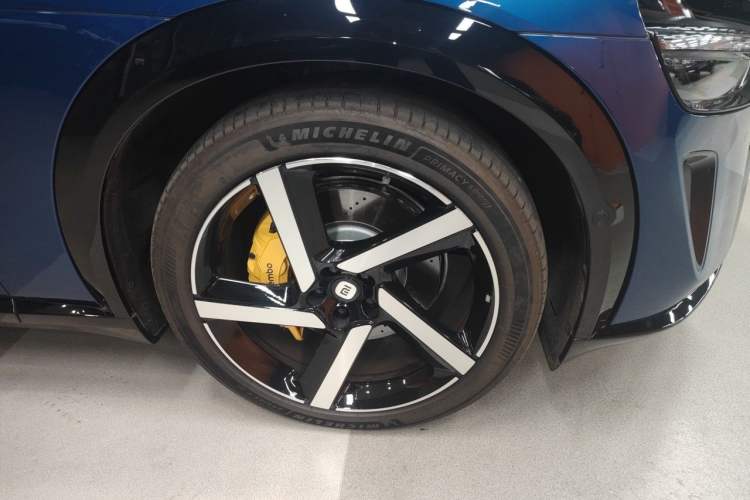 Used Xiaomi Auto YU7 2025 Ultra-Long Range High-Performance All-Wheel-Drive Max Edition Right Front Wheel Hub