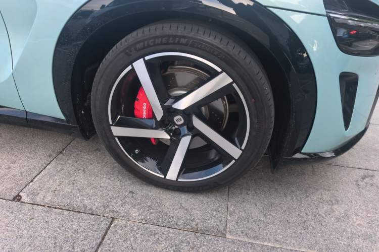 Used Xiaomi Auto YU7 2025 Ultra-Long Range High-Performance All-Wheel-Drive Max Edition Right Front Wheel Hub